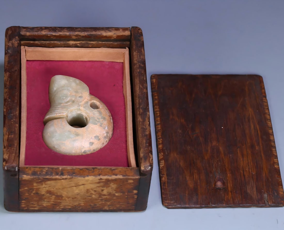 A piece of Hongshan culture river abrasive jade pig dragon (1 of 10)