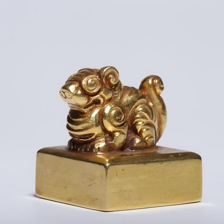 A Han Dynasty pure gold beast button seal (1 of 7)