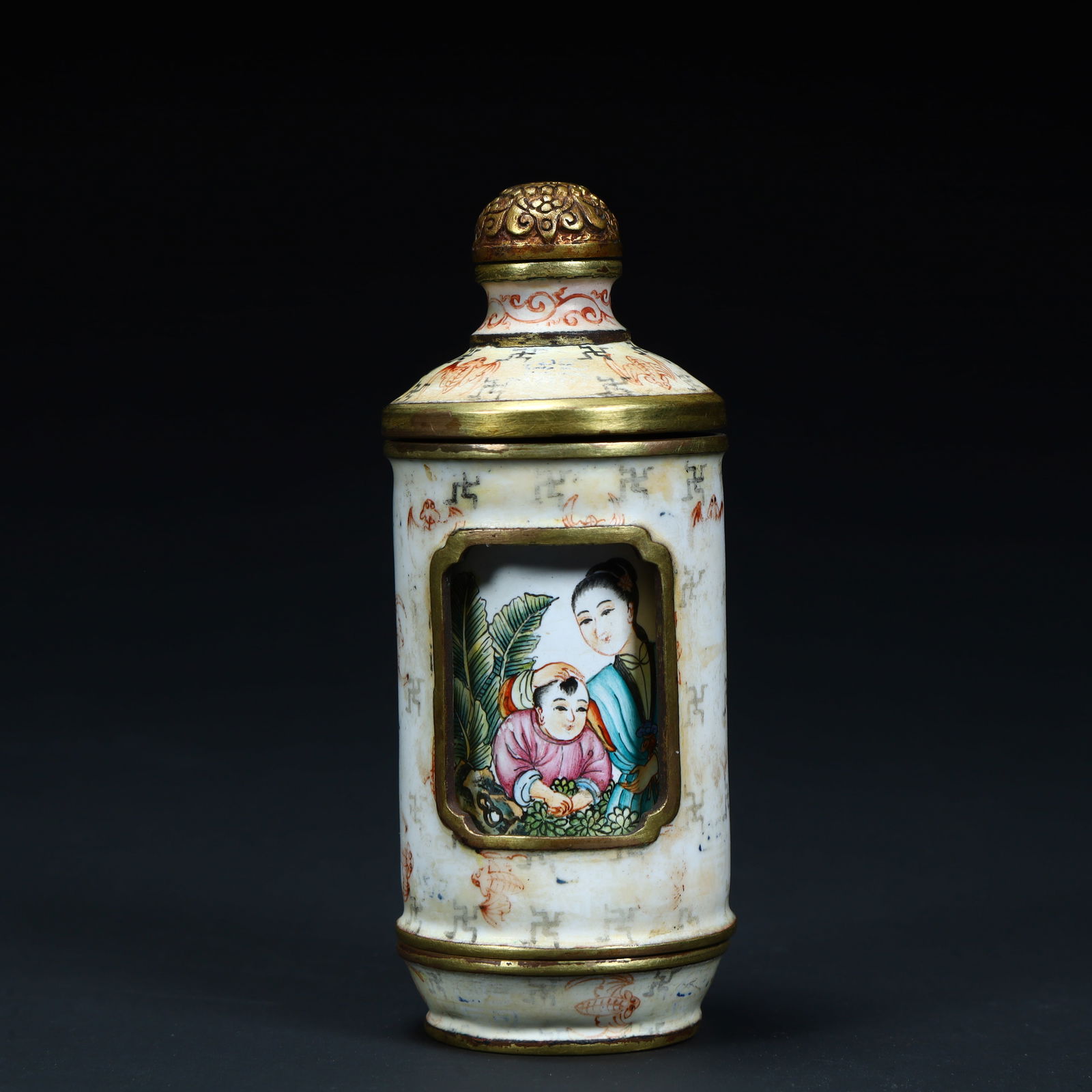A Qing Dynasty copper-tired enamel color turning heart snuff bottle (1 of 10)