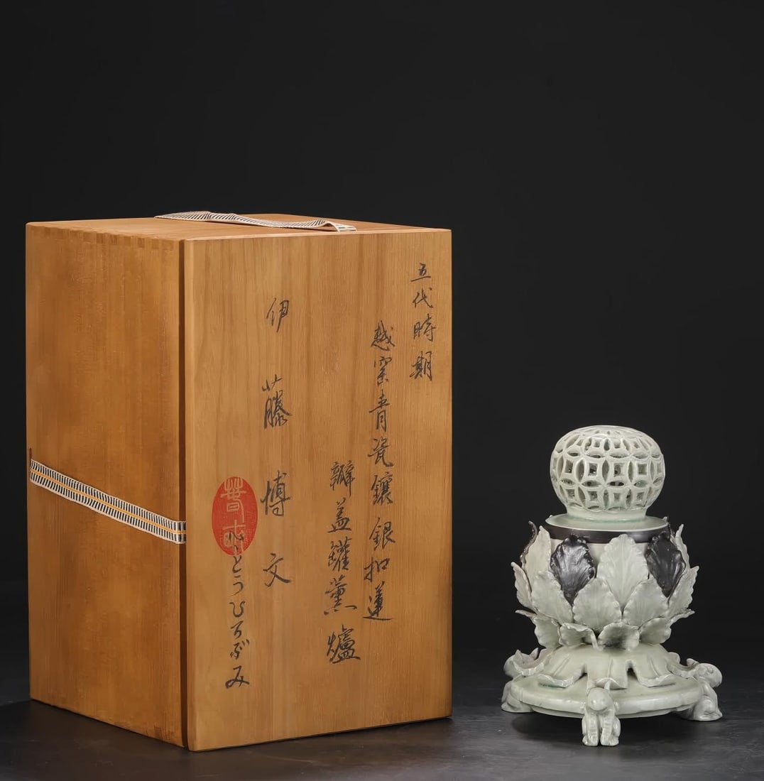 A Yue kiln celadon inlaid with silver buckles, lotus petal lids, and a smoker from the Five: Five Dynasties period Yue kiln celadon inlaid with silver buckle lotus petal lid jar smoker SIZE: H:20cm mouthD:6cm abdominalD:14cm (The Dimensions Of All Batches Are Manually Measured.If You Need