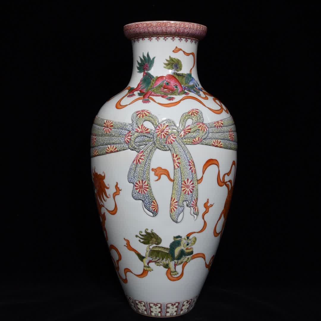 A Qing Qianlong pastel lion rolling hydrangea ribbon bottle: Qing Qianlong pastel lion rolling hydrangea ribbon bottle SIZE: H:36.5cm D:18cm (The Dimensions Of All Batches Are Manually Measured.If You Need More Detailed Information, Please Contact Our Customer
