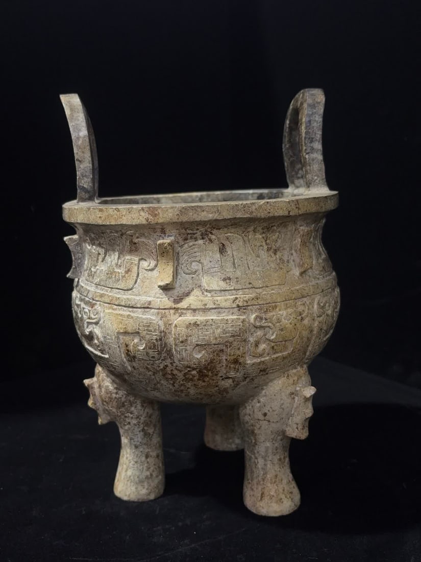 A Han Dynasty jade three-legged dragon pattern jade tripod (1 of 10)