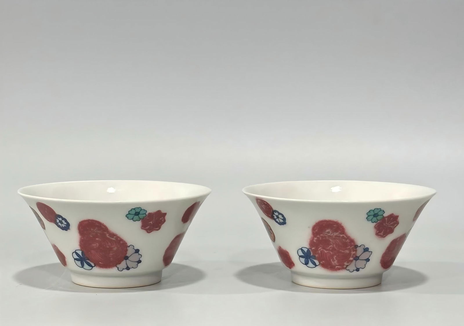 A pair of glazed red and colored leather ball pattern horseshoe cups: Lang Pavilion style glazed red plus colored leather ball pattern horseshoe cup SIZE: H:4cm mouthD:8.5cm (The Dimensions Of All Batches Are Manually Measured.If You Need More Detailed Information,