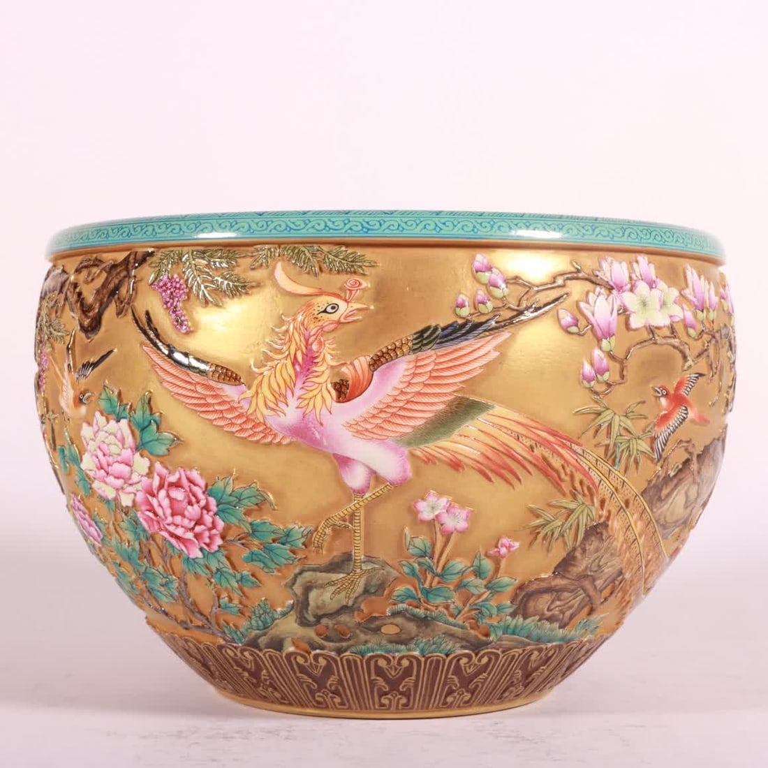 A piece of Qing Qianlong enamel carved gold ground with Fenglai washing: Qing Qianlong enamel carved gold ground with Fenglai washing SIZE: H:12.5cm abdominalD:18.8cm (The Dimensions Of All Batches Are Manually Measured.If You Need More Detailed Information, Please Contact