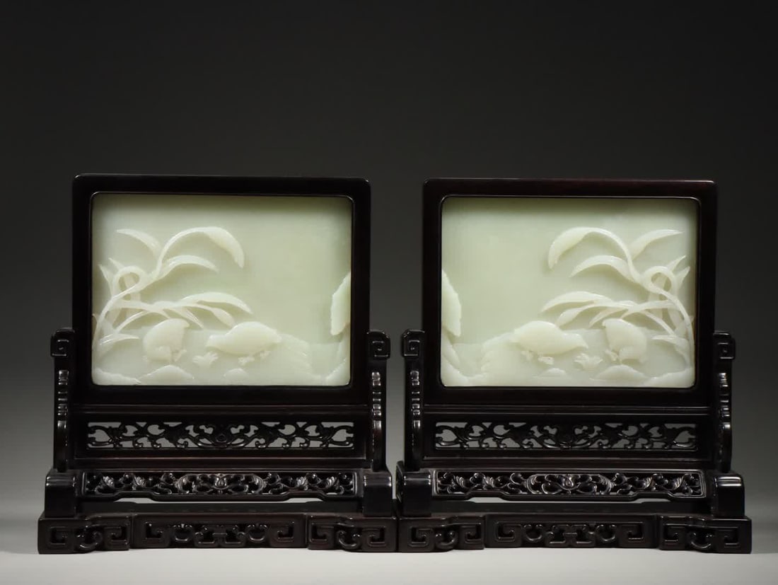 A pair of Qing Dynasty Hetian jade poetry intersperses (1 of 9)