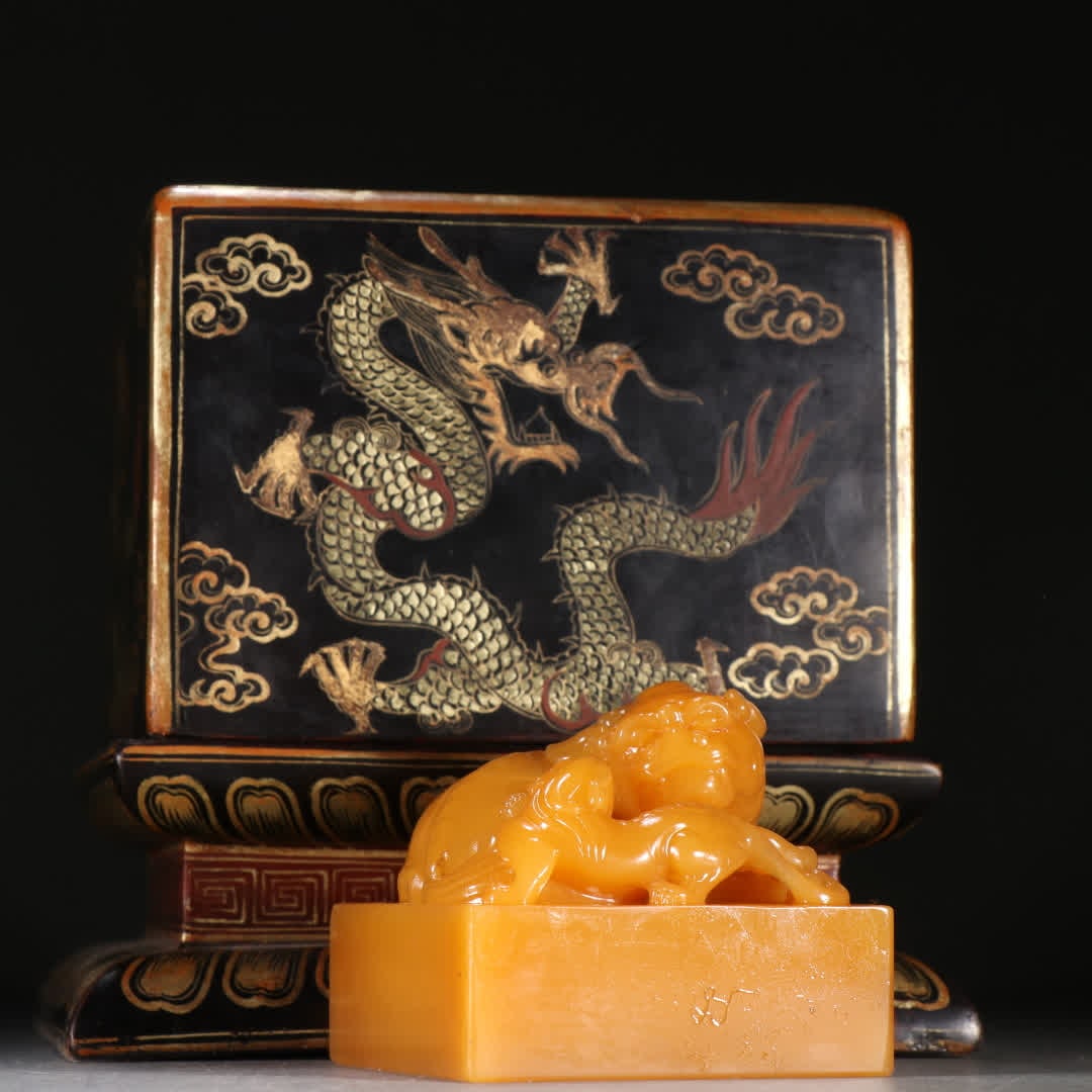 A Qing Dynasty Tian Huang Shizi female beast button seal: Qing Dynasty Tian Huang Shizi Mother Beast Button Seal SIZE: H:5.8cm W:6.5cm W:400g (The Dimensions Of All Batches Are Manually Measured.If You Need More Detailed Information, Please Contact Our