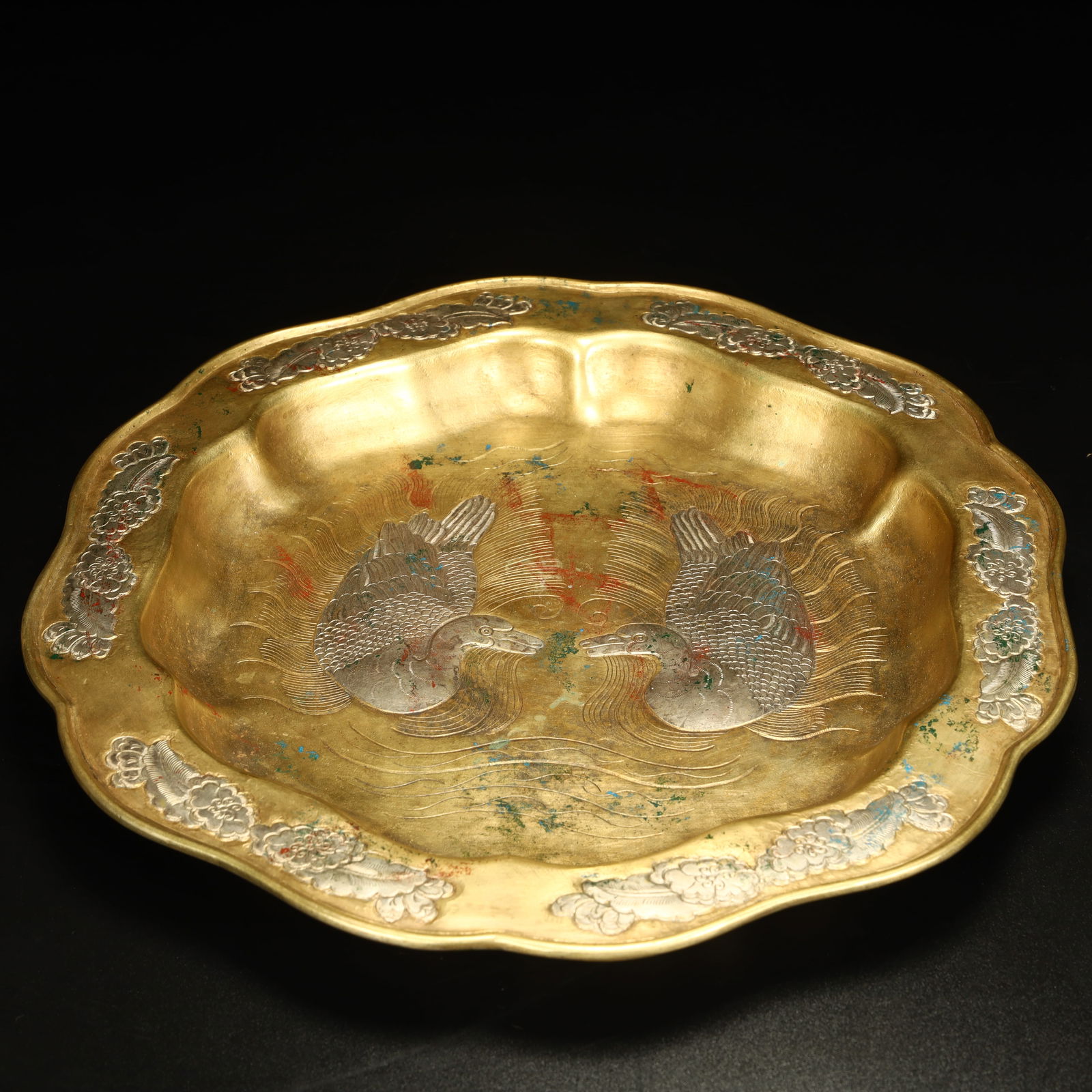A Qing Dynasty copper gilt wrong silver mandarin duck pattern flower mouth plate: Qing Dynasty copper gilt intricate silver mandarin duck pattern flower mouth plate SIZE: H:3cm L:28cm W:27cm W:845g (The Dimensions Of All Batches Are Manually Measured.If You Need More Detailed Infor
