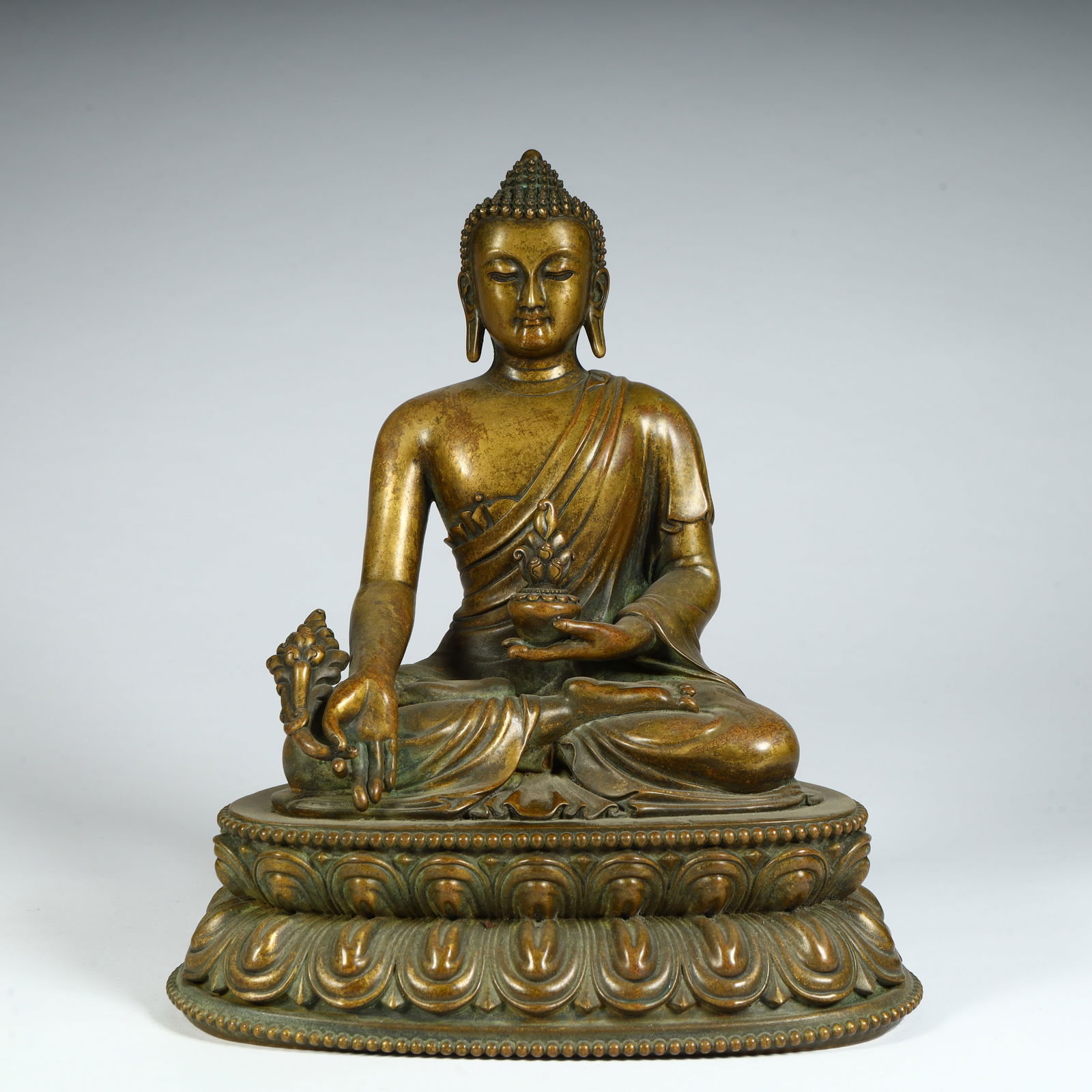 A seated statue of a bronze Medicine Buddha in the Qing Dynasty (1 of 12)