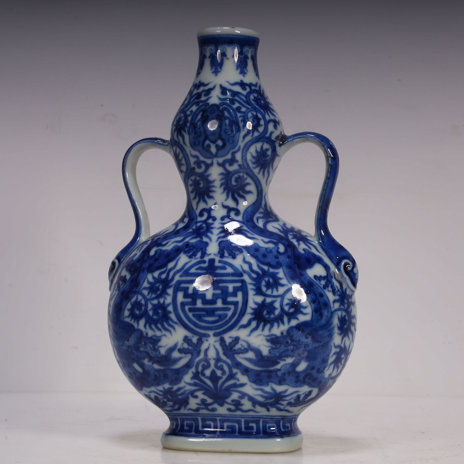 A Qing Dynasty blue and white double dragon holding the birthday ribbon gourd bottle: Qing Dynasty blue and white double dragon holding the birthday ribbon with gourd bottle SIZE: L:12cm W:7cm H:19cm W:690g (The Dimensions Of All Batches Are Manually Measured.If You Need More Detailed