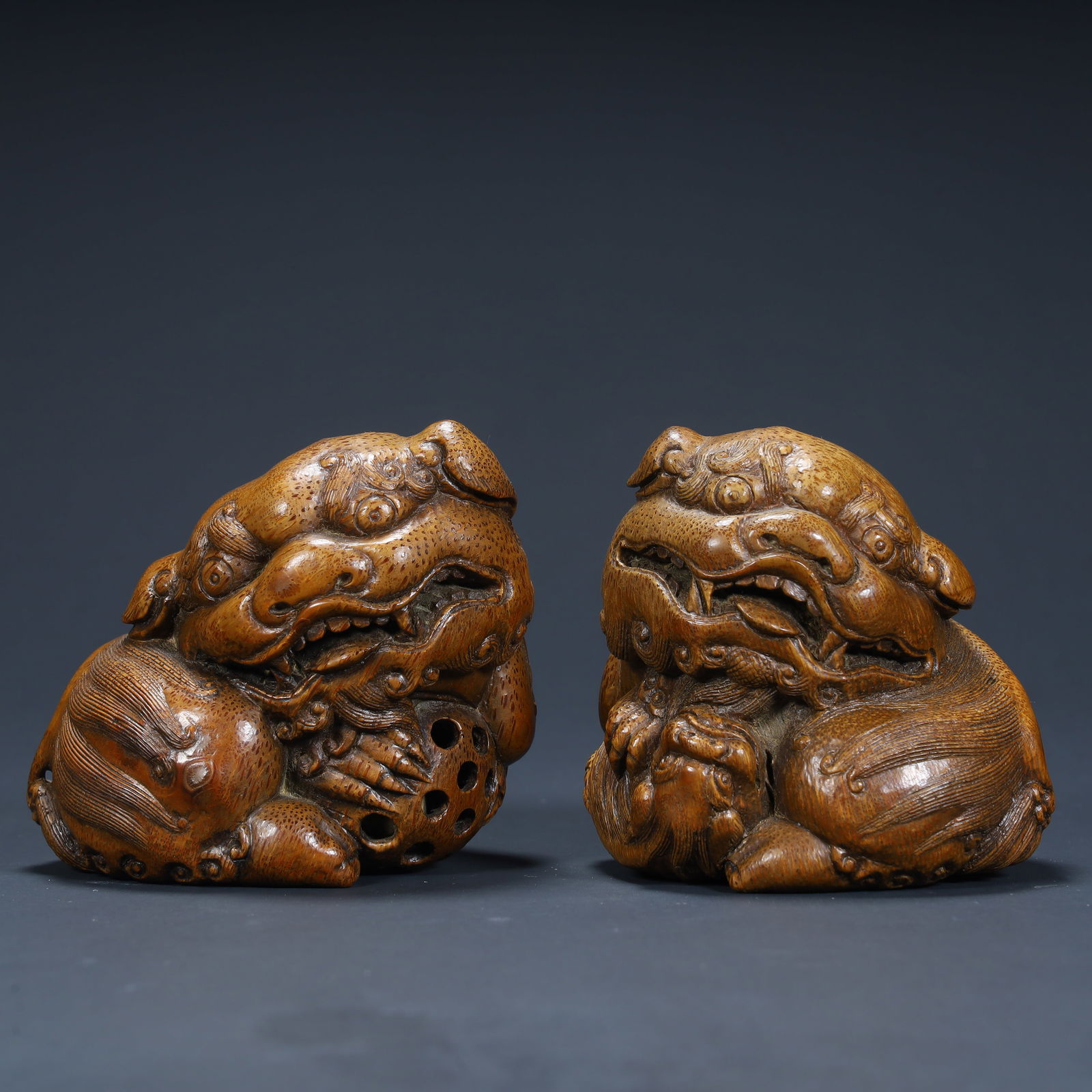 A pair of Qing Dynasty bamboo carved lion ball ornaments (1 of 20)