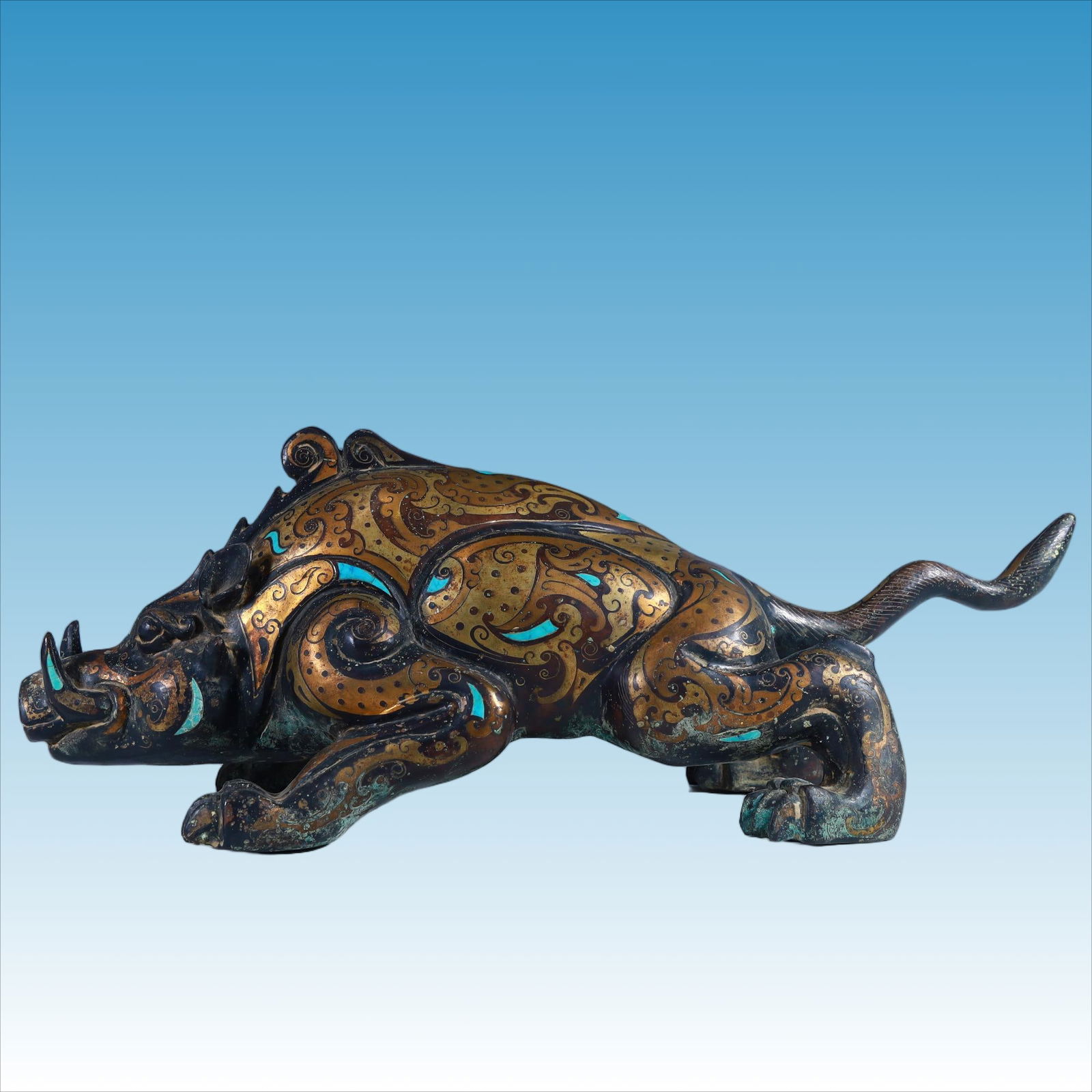A turquoise bronze beast inlaid with gold in the Western Han Dynasty: The Western Han Dynasty was inlaid with turquoise bronze beasts SIZE: H:14cm L:38cm W:11.5cm W:2.5kg (The Dimensions Of All Batches Are Manually Measured.If You Need More Detailed Information, Please