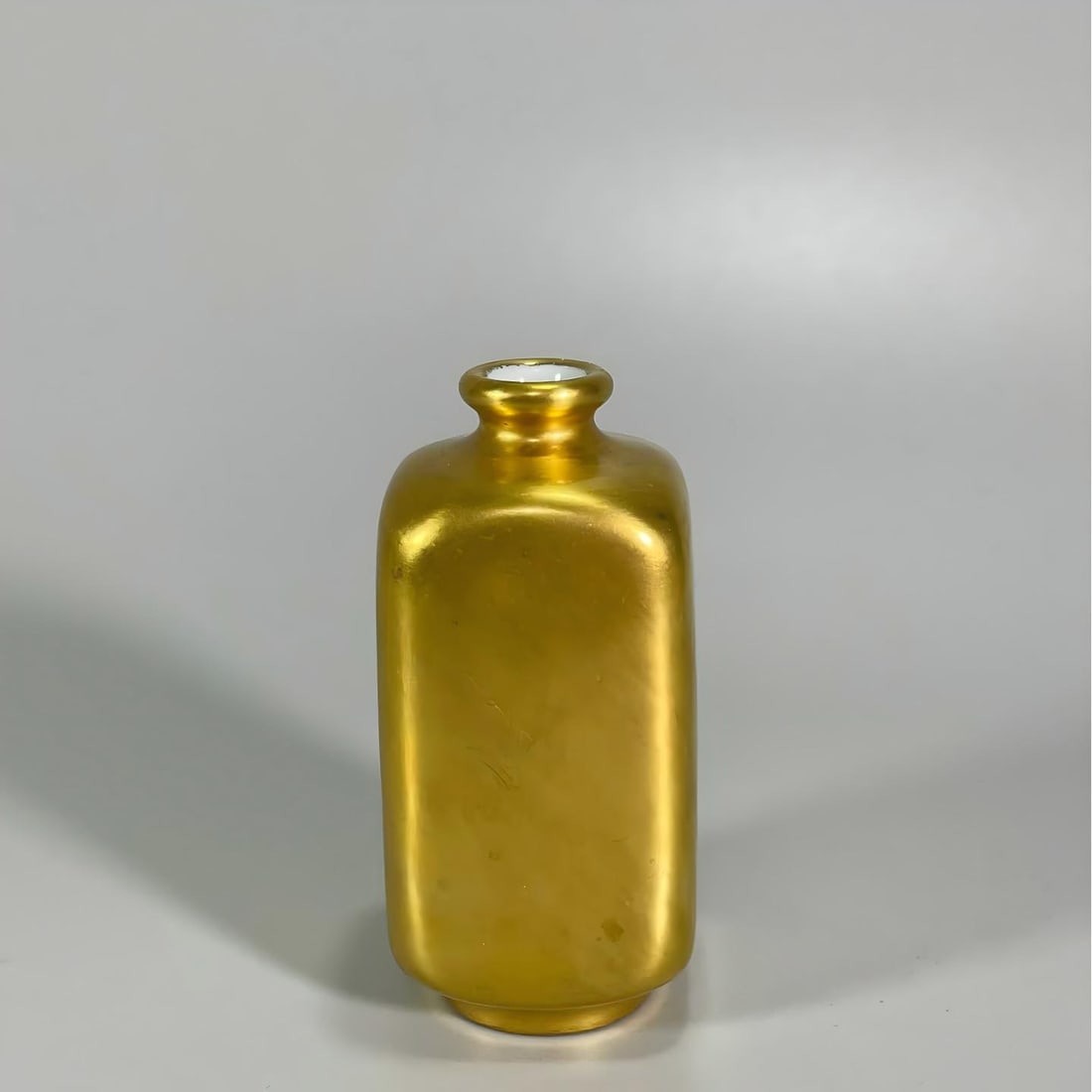 A Qianlong Jindi snuff bottle (1 of 4)