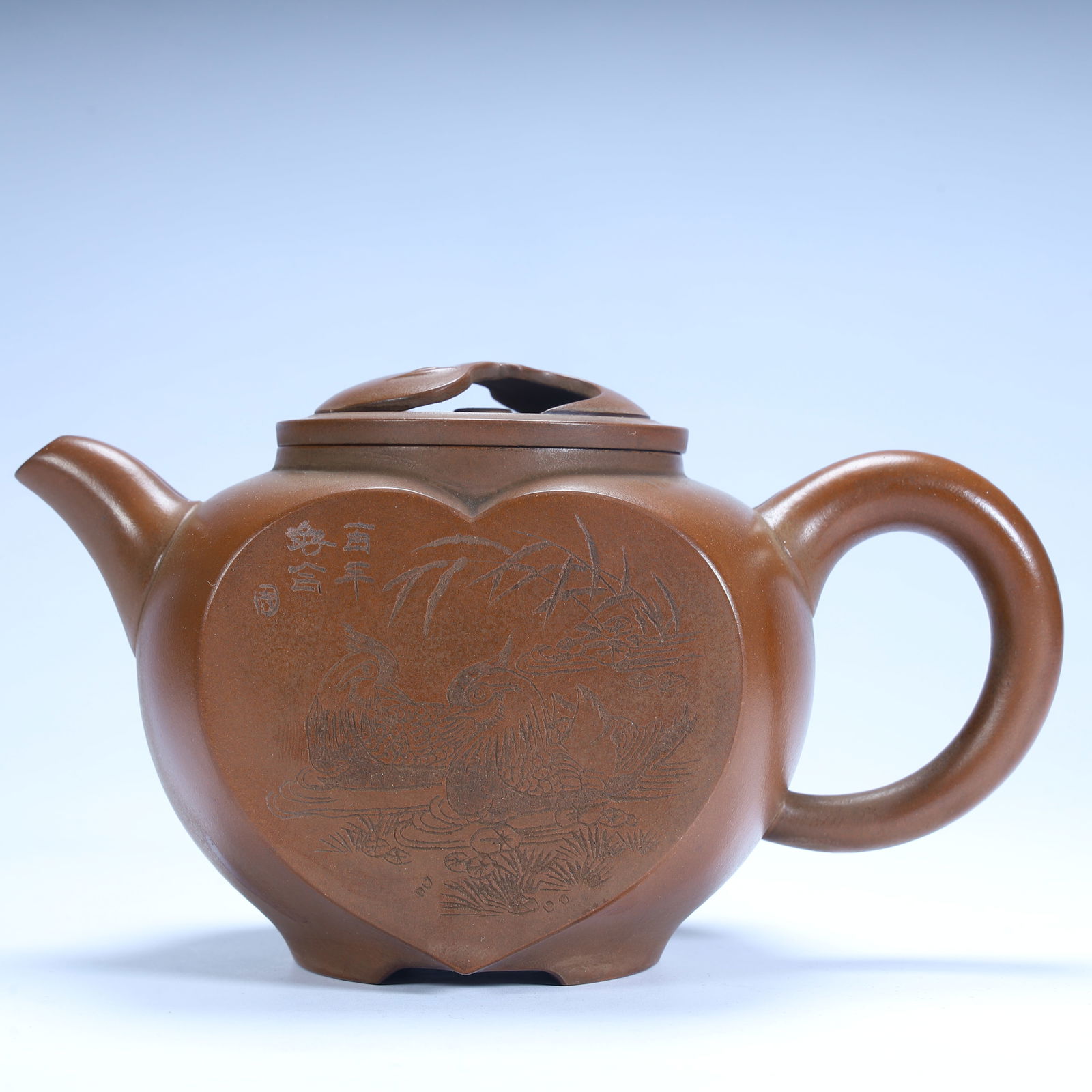 A Qing Dynasty purple sand heart-shaped mandarin duck pattern pot: Qing Dynasty purple sand heart-shaped mandarin duck pattern pot SIZE: H:10cm L:17cm W:8cm W:321g (The Dimensions Of All Batches Are Manually Measured.If You Need More Detailed Information, Please Cont