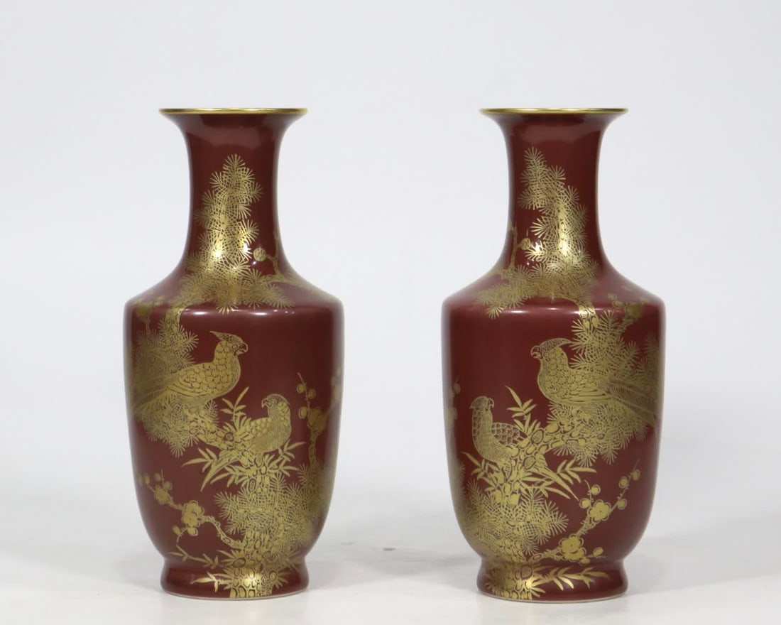 A pair of Qing Qianlong year cowpea red gold-painted flower and bird picture poetry vase (1 of 9)