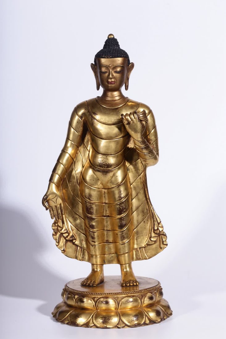 A bronze gilt statue of the Buddha in the Qing Dynasty (1 of 11)