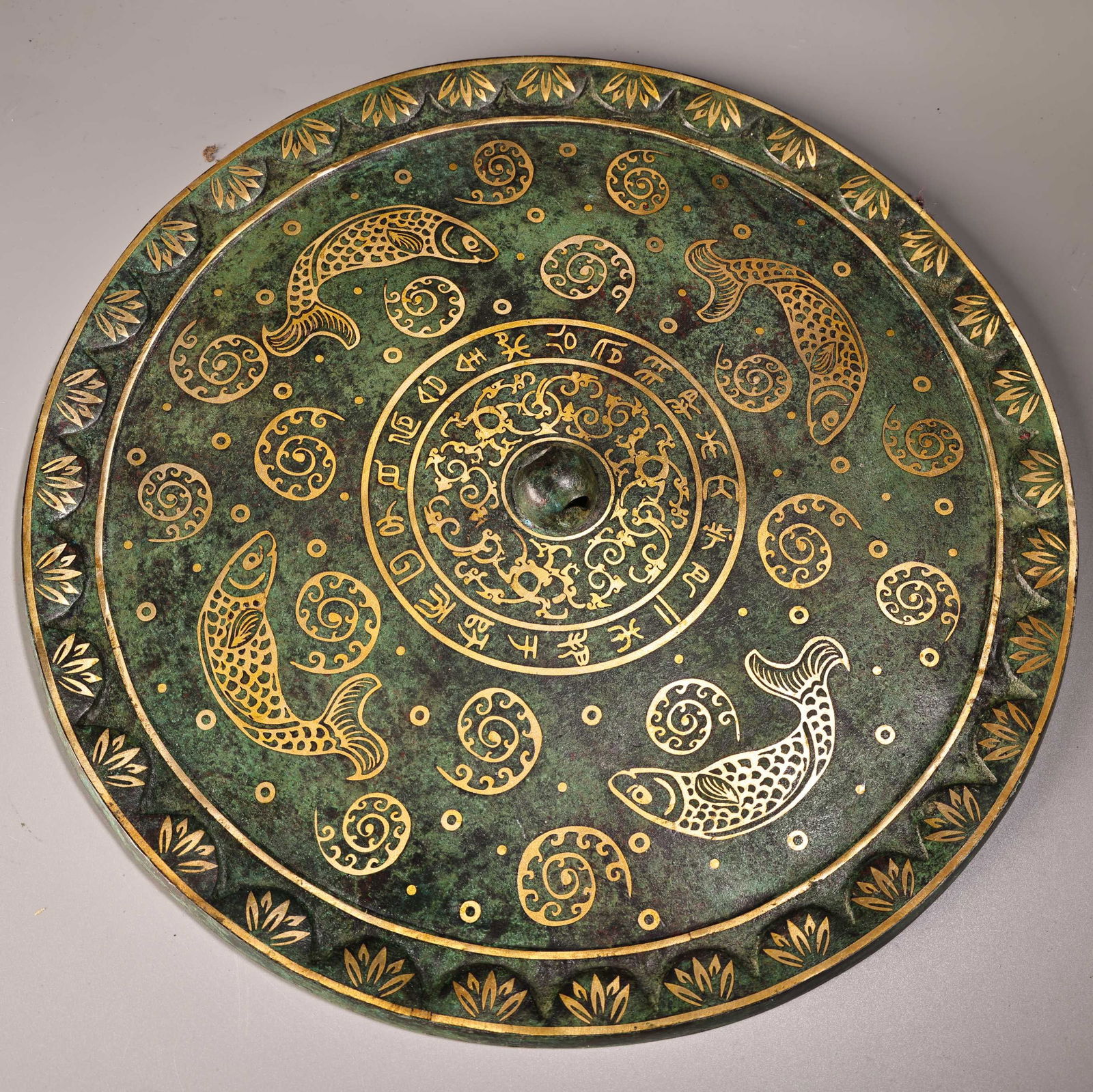 A bronze mirror with gold in Cuojin (1 of 10)