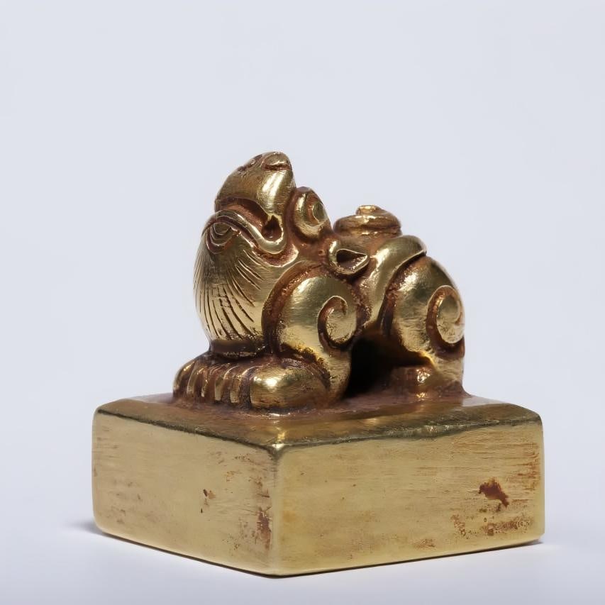 A small jar of pure golden lotus petal pattern relic in the Tang Dynasty (1 of 8)