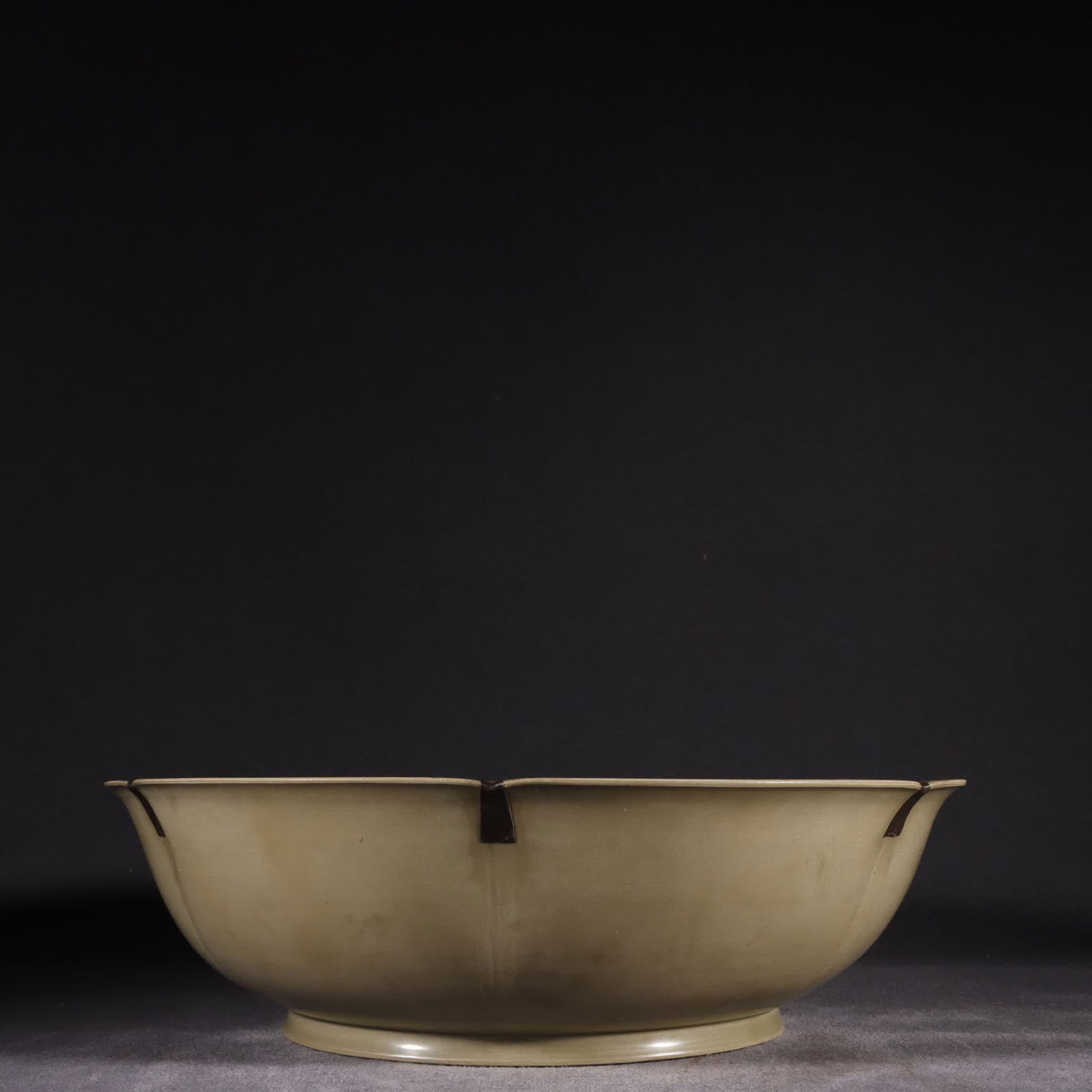 A Tang Dynasty Yue kiln secret color celadon bas-relief dragon pattern basin: Tang Dynasty Yue kiln secret color celadon bas-relief dragon pattern basin SIZE: H:9.6cm W:35.5cm (The Dimensions Of All Batches Are Manually Measured.If You Need More Detailed Information, Please