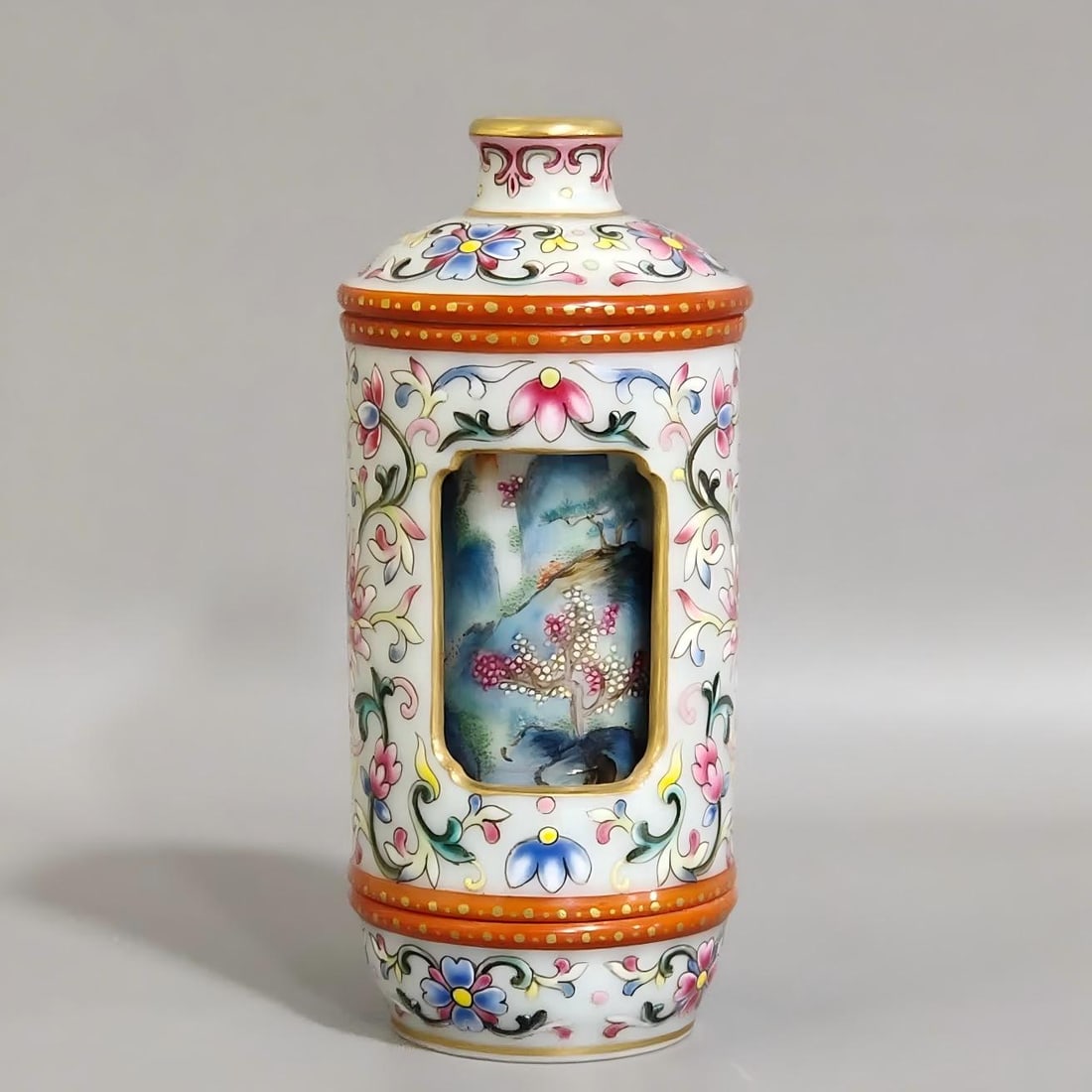 A Qing Dynasty Qianlong landscape map to turn the heart snuff bottle (1 of 8)