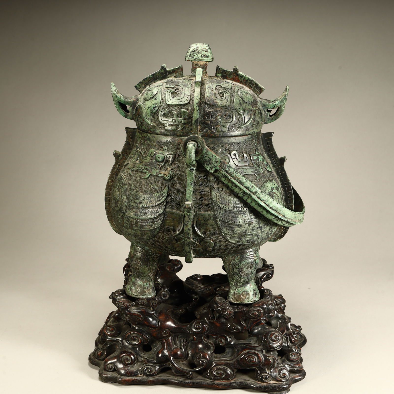 A Qing Dynasty bronze beast face pattern Tiliang: Qing Dynasty bronze beast face pattern Liang Zhen SIZE: H:27cm L:21cm W:18cm W:4.4kg (The Dimensions Of All Batches Are Manually Measured.If You Need More Detailed Information, Please Contact Our Cust