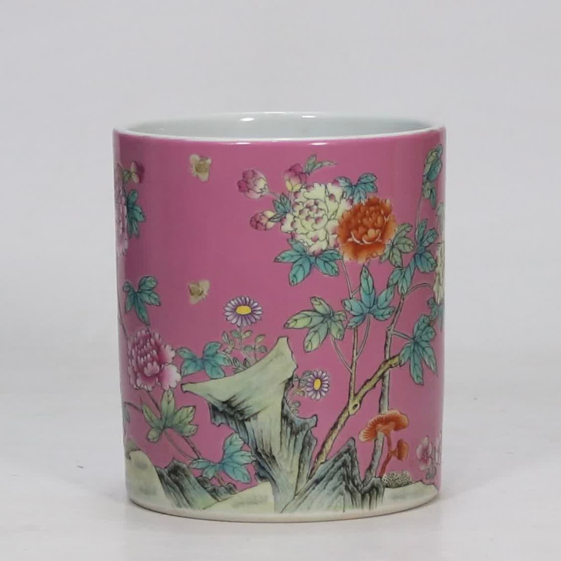 A pastel rouge gouache flower pattern pen holder made in the Qianlong period of the Qing Dynasty: Qing Qianlong year pastel rouge gouache flower pattern pen holder SIZE: H:13.8cm mouthD:12.2cm (The Dimensions Of All Batches Are Manually Measured.If You Need More Detailed Information, Please Contac