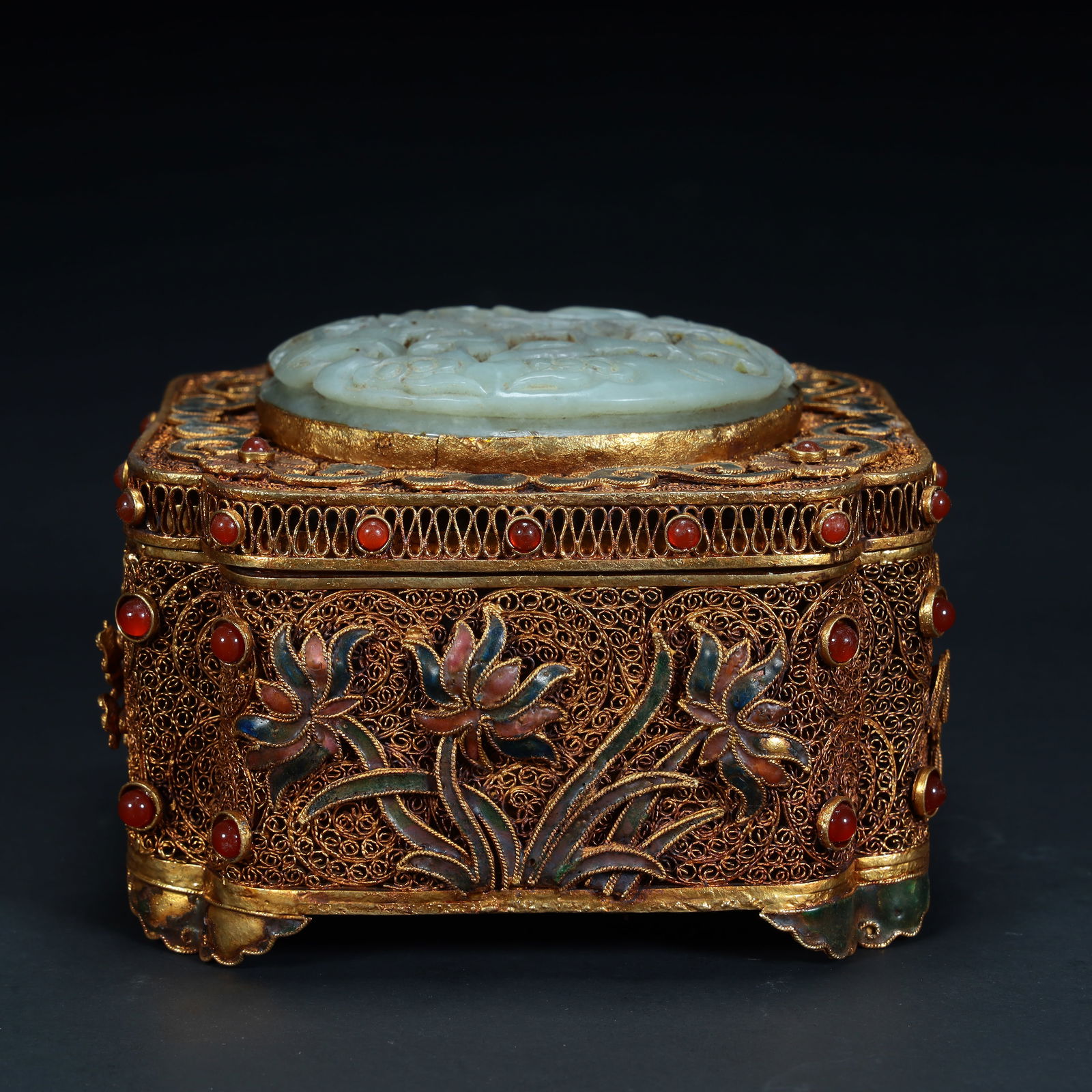 A Qing Dynasty gold silk inlaid jade inlaid gemstone box (1 of 10)