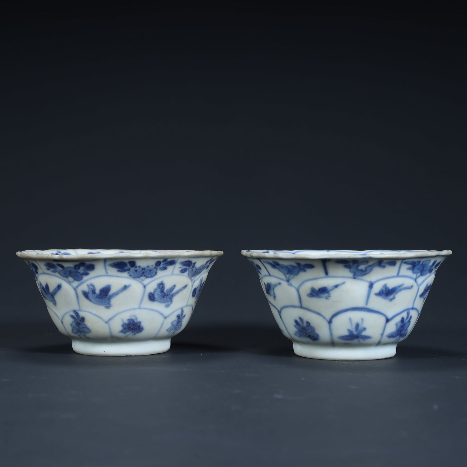 A pair of Ming Dynasty blue and white flower and bird pattern flower mouth cups (1 of 16)