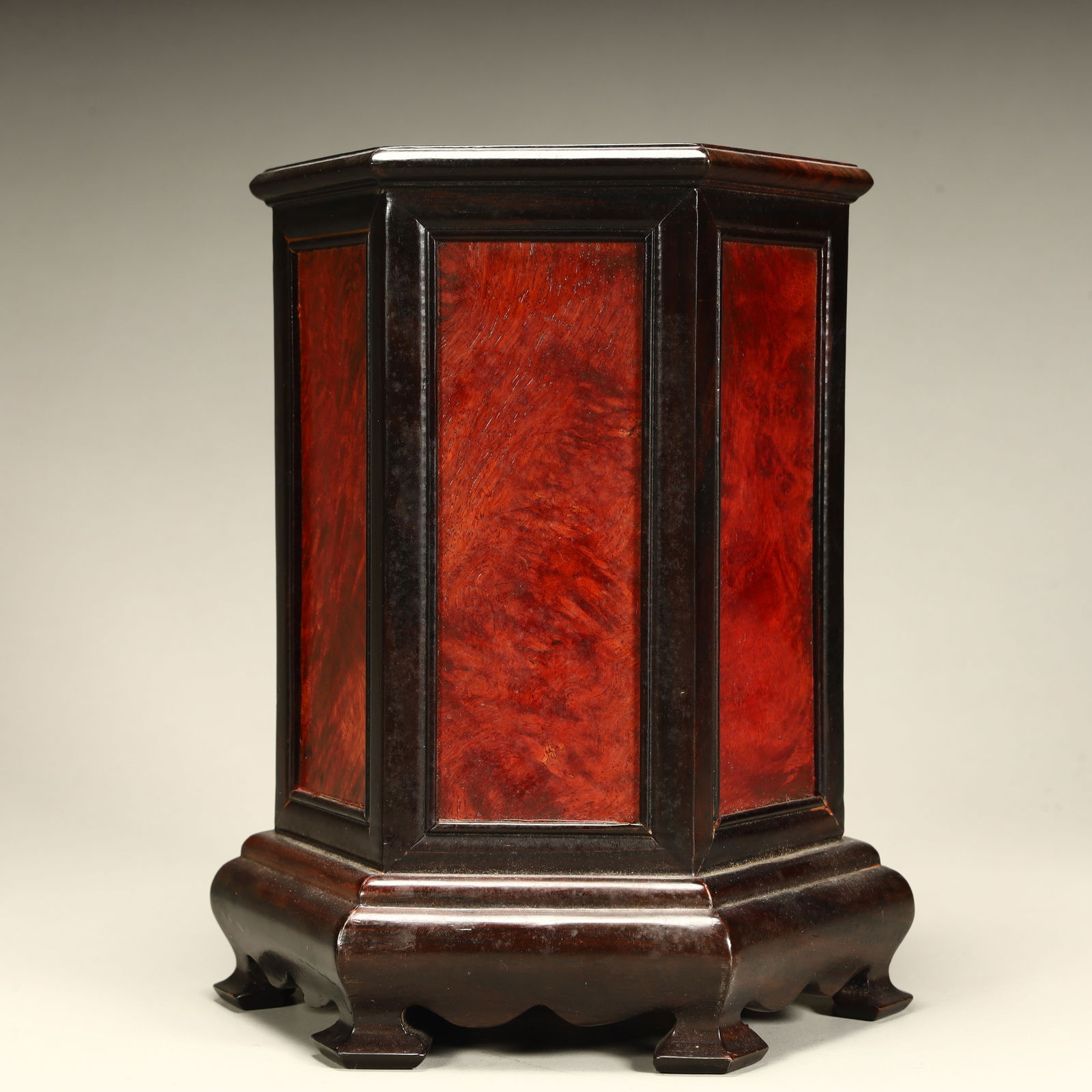 A Qing Dynasty rosewood inlaid gall wood hexagonal pen holder: Qing Dynasty rosewood inlaid gall wood hexagonal pen holder SIZE: H:17cm L:14cm W:13cm W:405.5g (The Dimensions Of All Batches Are Manually Measured.If You Need More Detailed Information, Please