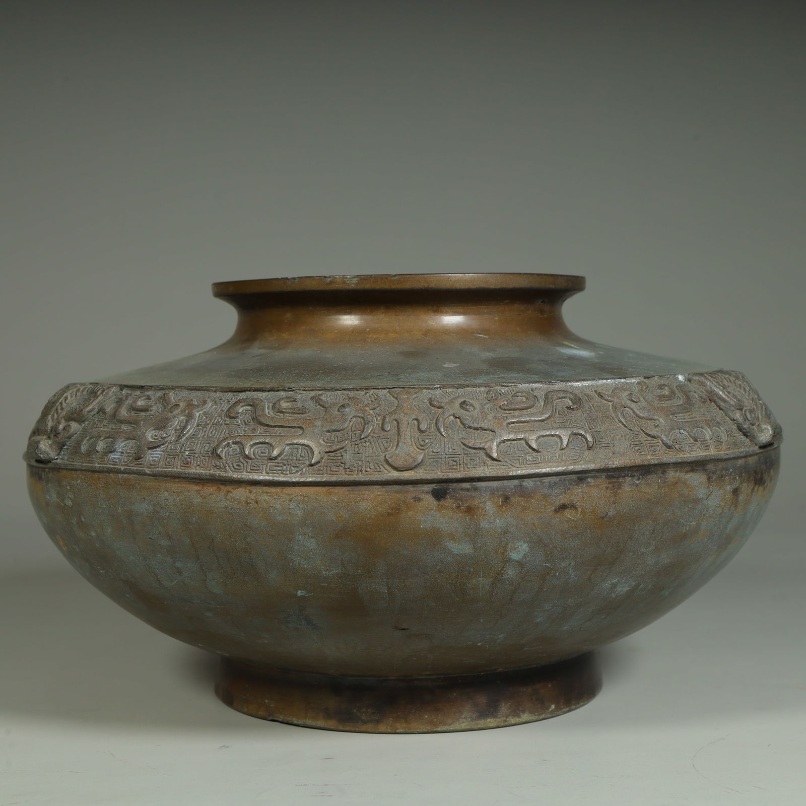 A Qing Dynasty imitation Xuande copper tire dragon pattern jar (1 of 11)