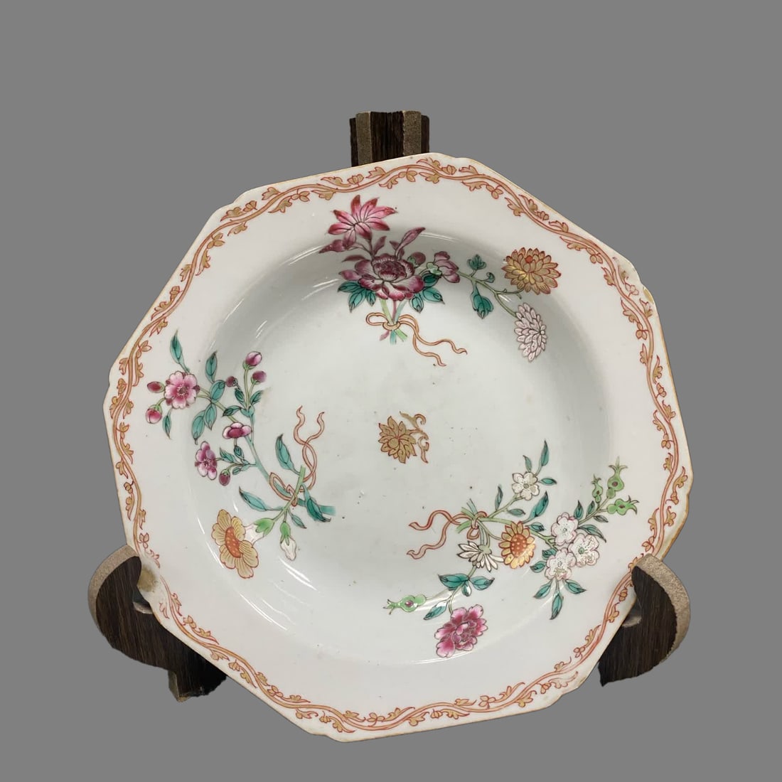 A Qing Qianlong pastel floral pattern octagonal plate (1 of 5)