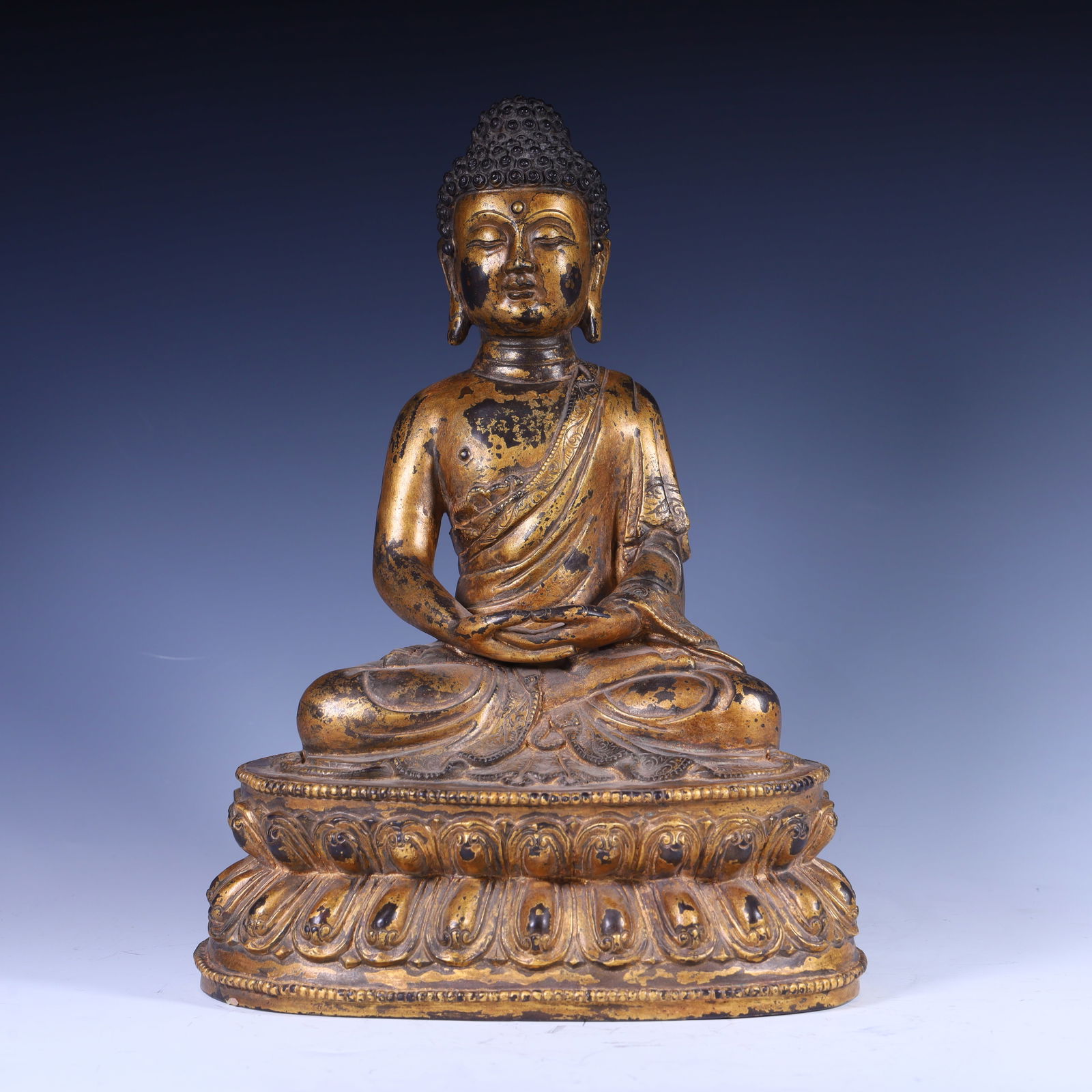 A gilded Shakyamuni Buddha in the Qing Dynasty (1 of 12)