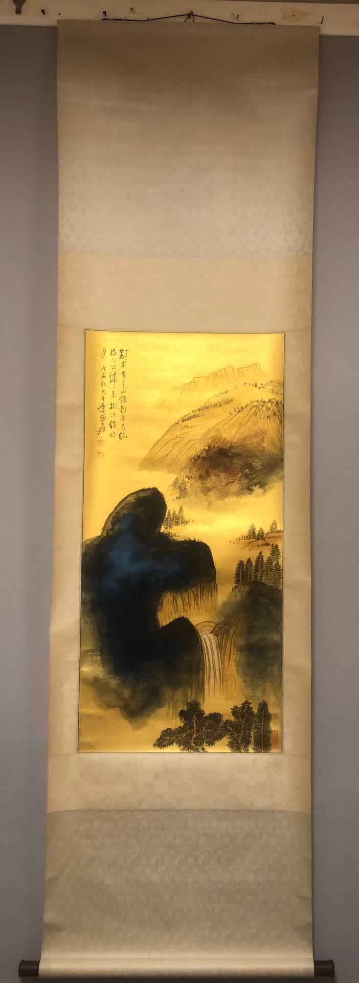 A landscape map of Zhang Daqian's gold paper: Zhang Daqian's gold paper landscape map SIZE: 49x102cm (The Dimensions Of All Batches Are Manually Measured.If You Need More Detailed Information, Please Contact Our Customer Service Before Bidding.)