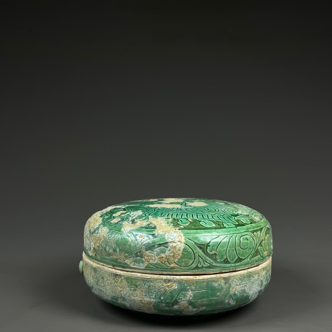 A Song Cizhou kiln green glaze carved baby play picture cover box (1 of 7)