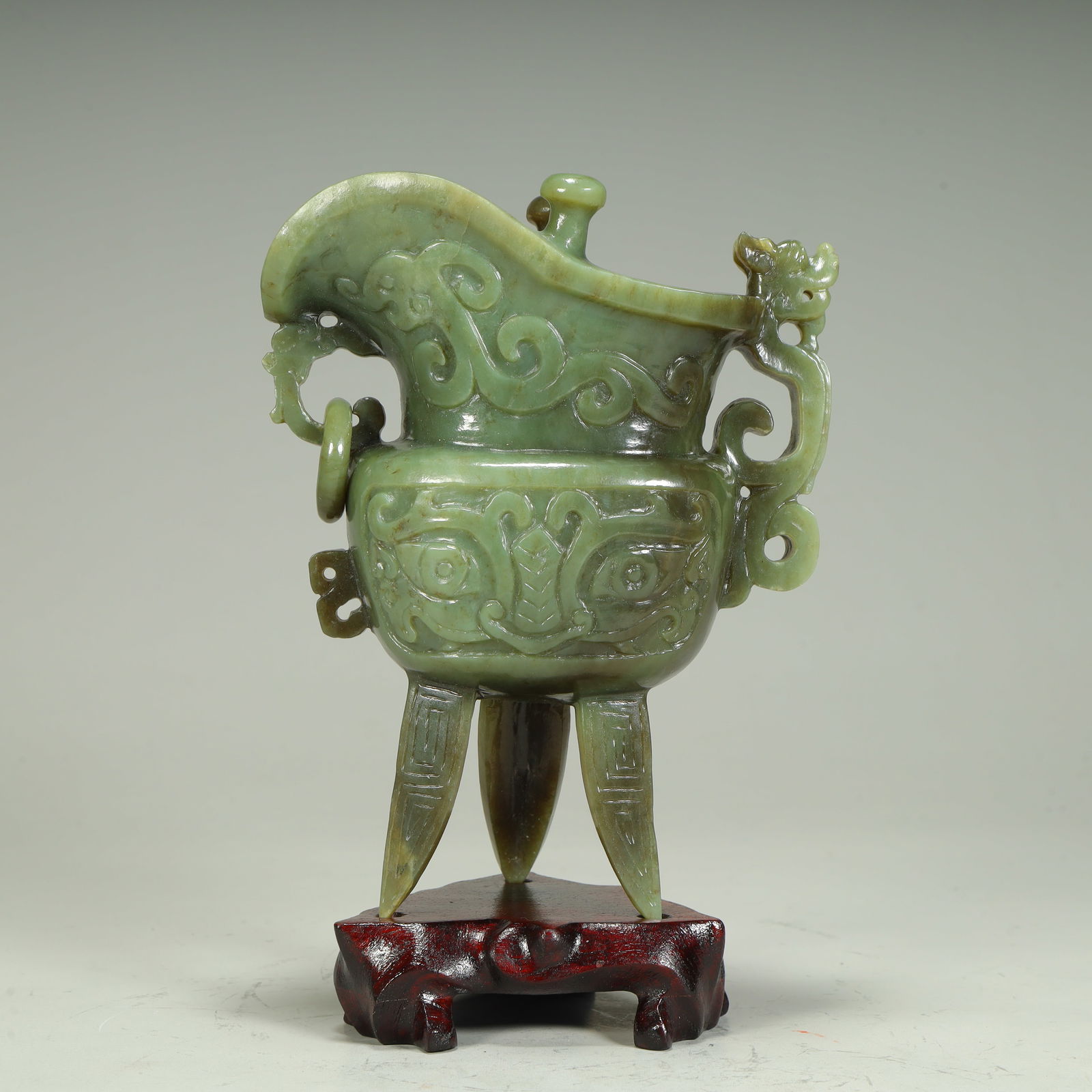 A green jade antique cup (1 of 12)