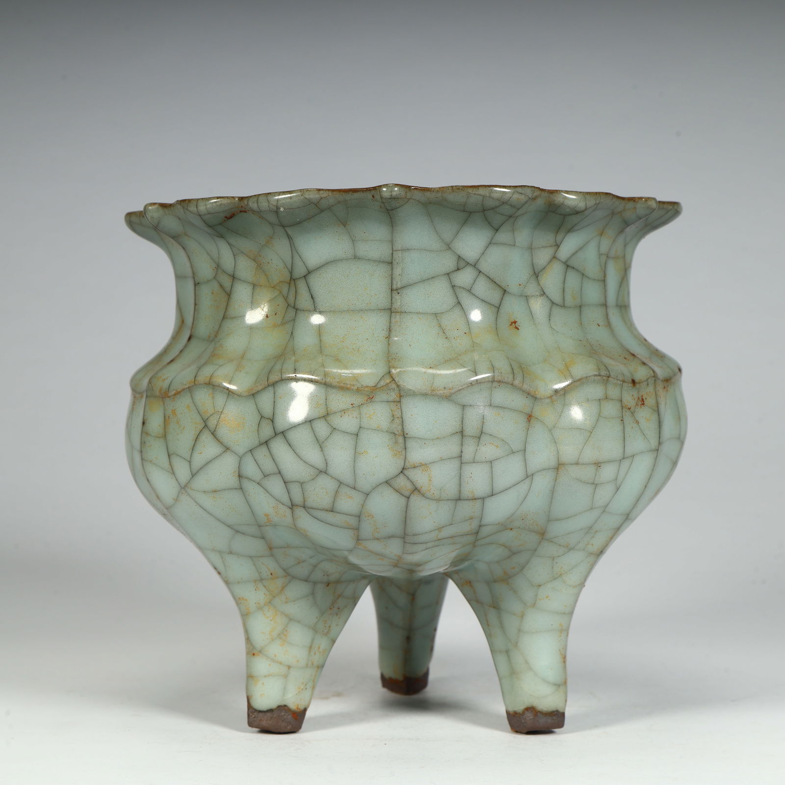 A three-legged furnace with a celadon flower mouth in the official kiln of the Song Dynasty: Song Dynasty official kiln celadon flower mouth three-legged furnace SIZE: H:12cm L:13cm W:13cm W:555.5g (The Dimensions Of All Batches Are Manually Measured.If You Need More Detailed Information,