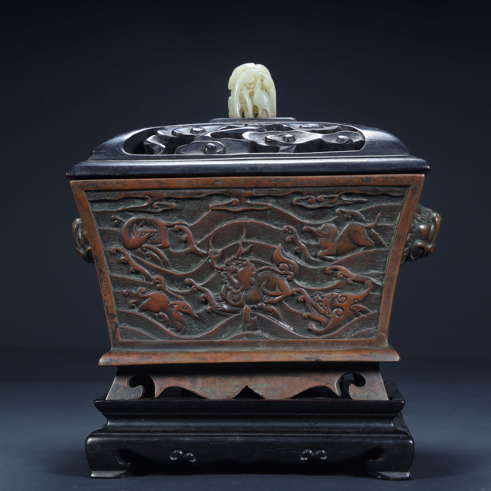 A Qing Dynasty copper-tired sea beast pattern square aromatherapy: Qing Dynasty copper tire sea beast pattern square aromatherapy SIZE: H:19cm L:17.5cm W:12.5cm W:3.3kg (The Dimensions Of All Batches Are Manually Measured.If You Need More Detailed Information,