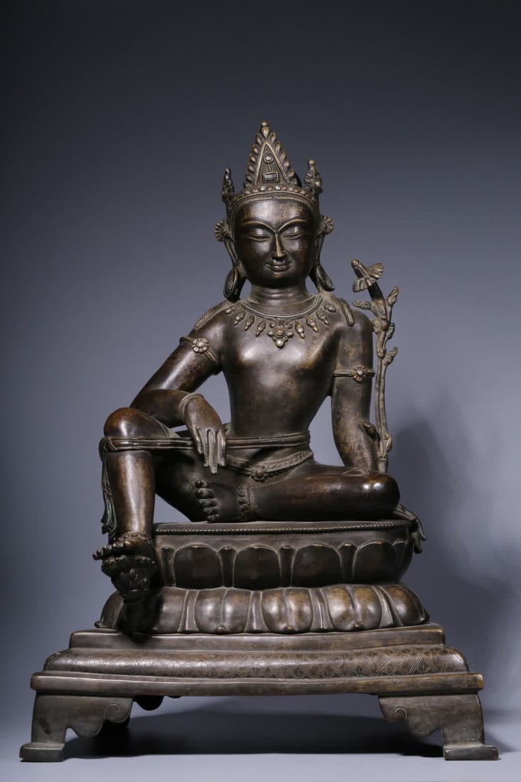 A seated statue of Guanyin in the Qing Dynasty alloy copper and silver (1 of 11)