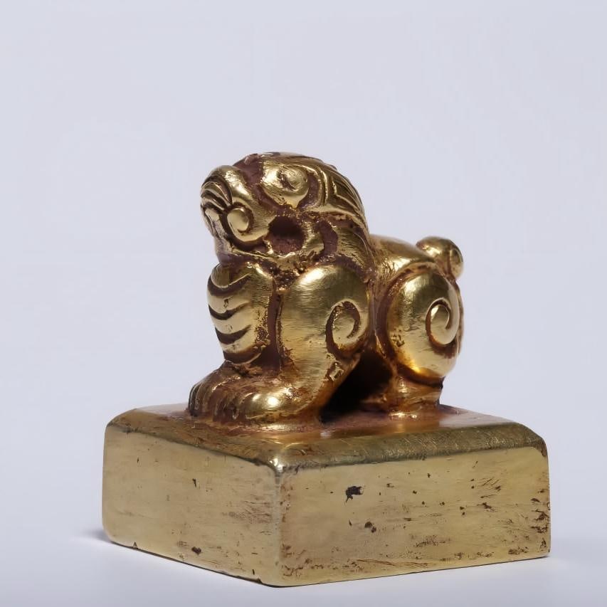 A Han Dynasty pure gold beast button square seal (1 of 8)