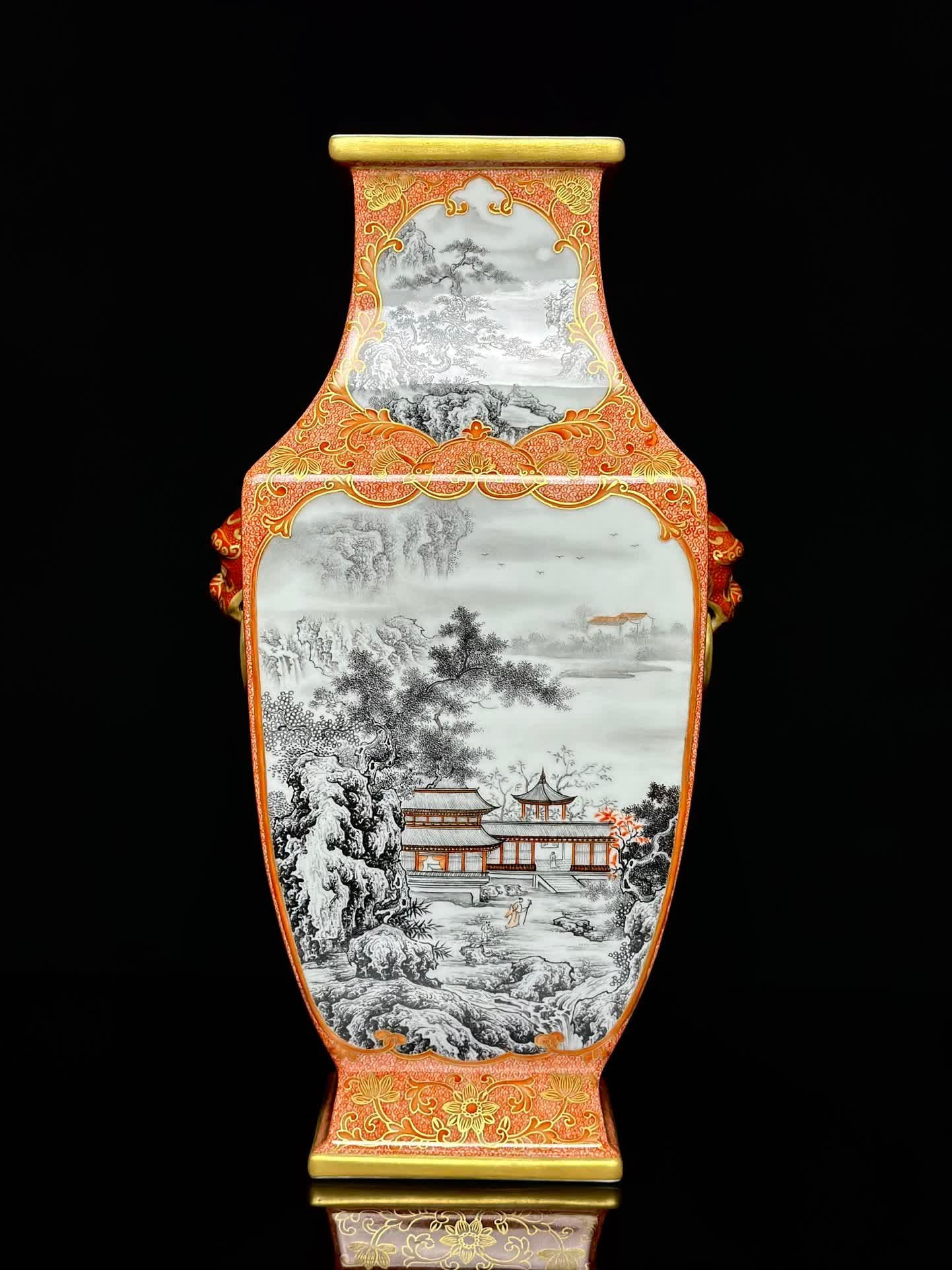 A piece of Qianlong year of the Qing Dynasty, alum red pattern gilded, ink color landscape map: Qianlong year of the Qing Dynasty, alum red pattern gilded, ink color landscape map pavilion, poem opening window, lion ear square bottle SIZE: H:32cm mouthD:9cm abdominalD:17.3cm Bottom diameter