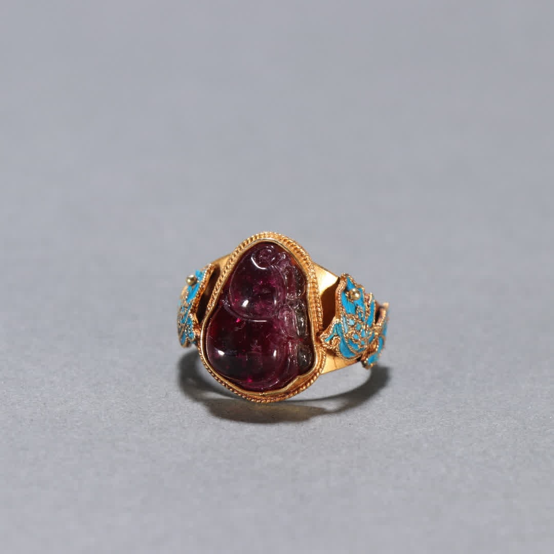 A Qing Dynasty silver-gilt tourmaline gourd ring (1 of 9)