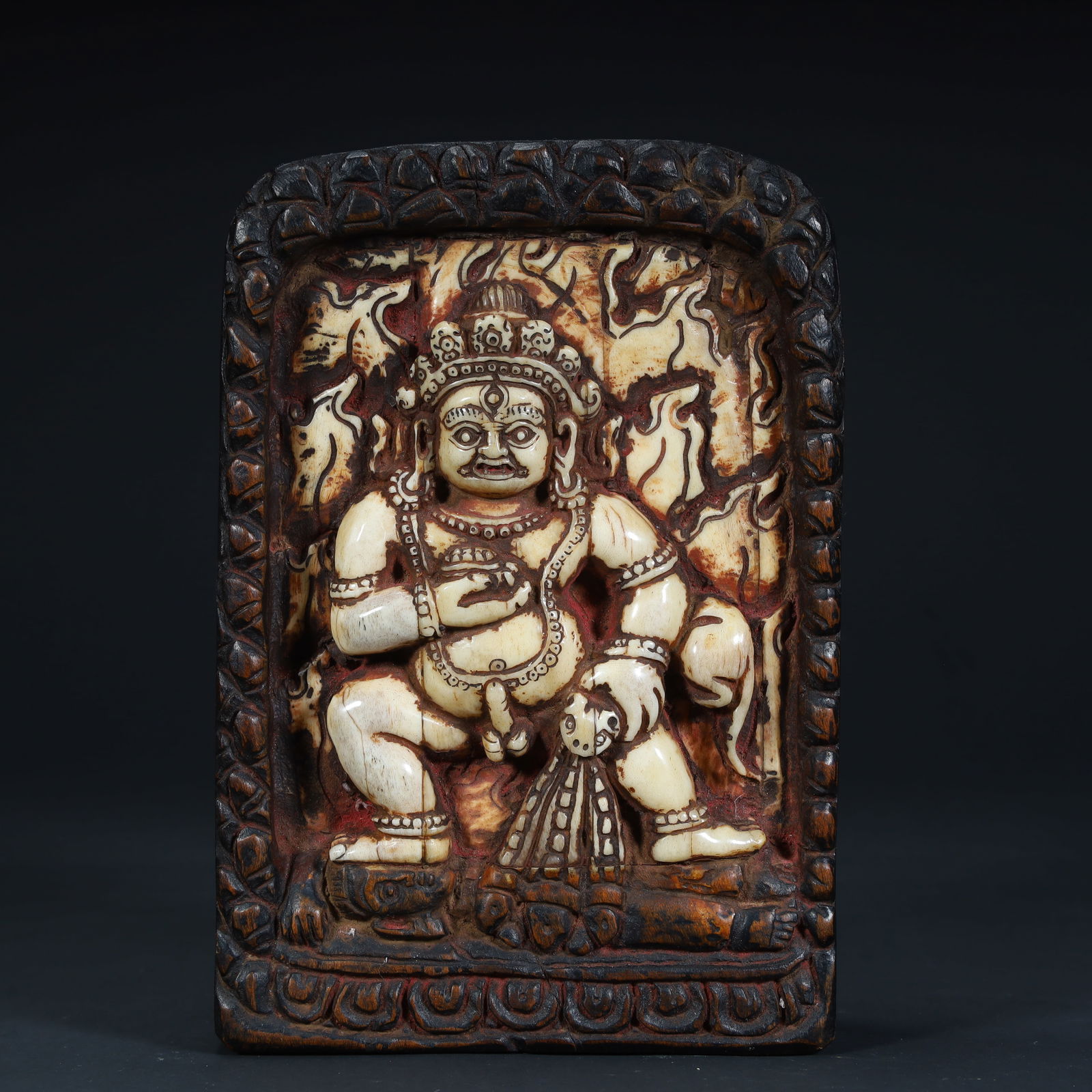 A Qing Dynasty Tibetan Buddhist Dharma protector statue plaque: Qing Dynasty Tibetan Buddhist Dharma protector statue plaque SIZE: H:15cm L:10.5cm W:3.5cm W:381g (The Dimensions Of All Batches Are Manually Measured.If You Need More Detailed Information, Please