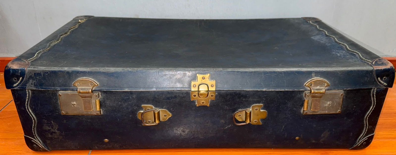 A white depiction of Guanyin statue by Zhang Daqian: Zhang Daqian's white depiction of Guanyin SIZE: 50 pieces 33x66cm with letter (1 box) (The Dimensions Of All Batches Are Manually Measured.If You Need More Detailed Information, Please Contact Our