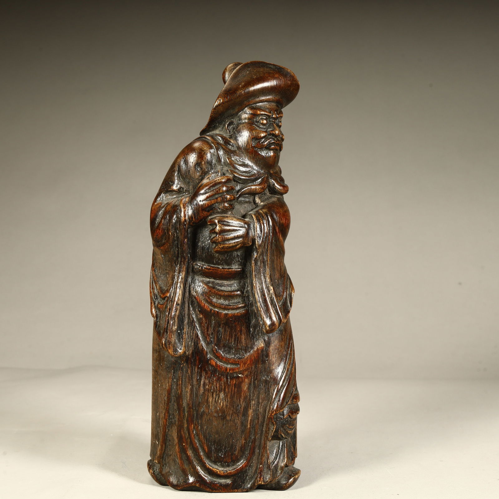 A Qing Dynasty fine agarwood figure ornament: Qing Dynasty fine agarwood figure ornaments SIZE: H:21cm L:8cm W:5.5cm W:186g (The Dimensions Of All Batches Are Manually Measured.If You Need More Detailed Information, Please Contact Our Customer