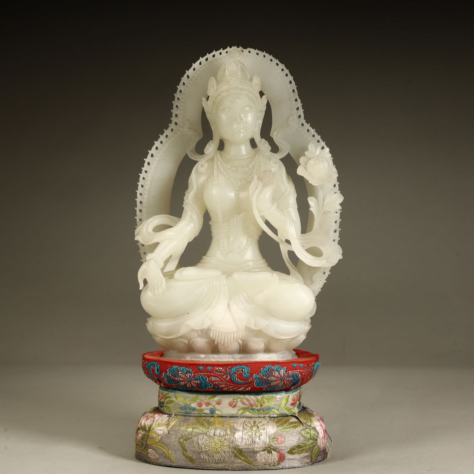 A seated statue of Guanyin in the Qing Dynasty and Hetian: Qing Dynasty Hetian white jade Guanyin seated statue SIZE: H:16.5cm L:11cm W:5cm W:692g (The Dimensions Of All Batches Are Manually Measured.If You Need More Detailed Information, Please Contact Our