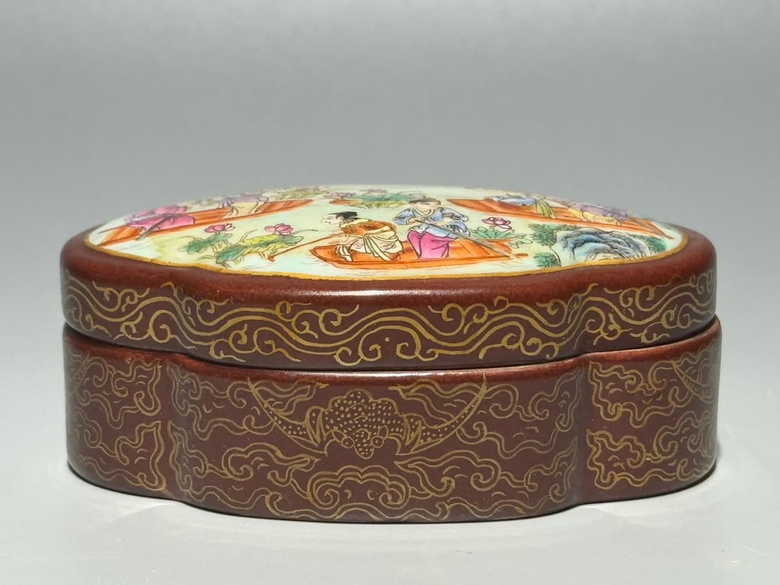 A piece of Qing Qianlong pastel Fushou Lianlian concrete lotus picture begonia shaped compact box is (1 of 9)