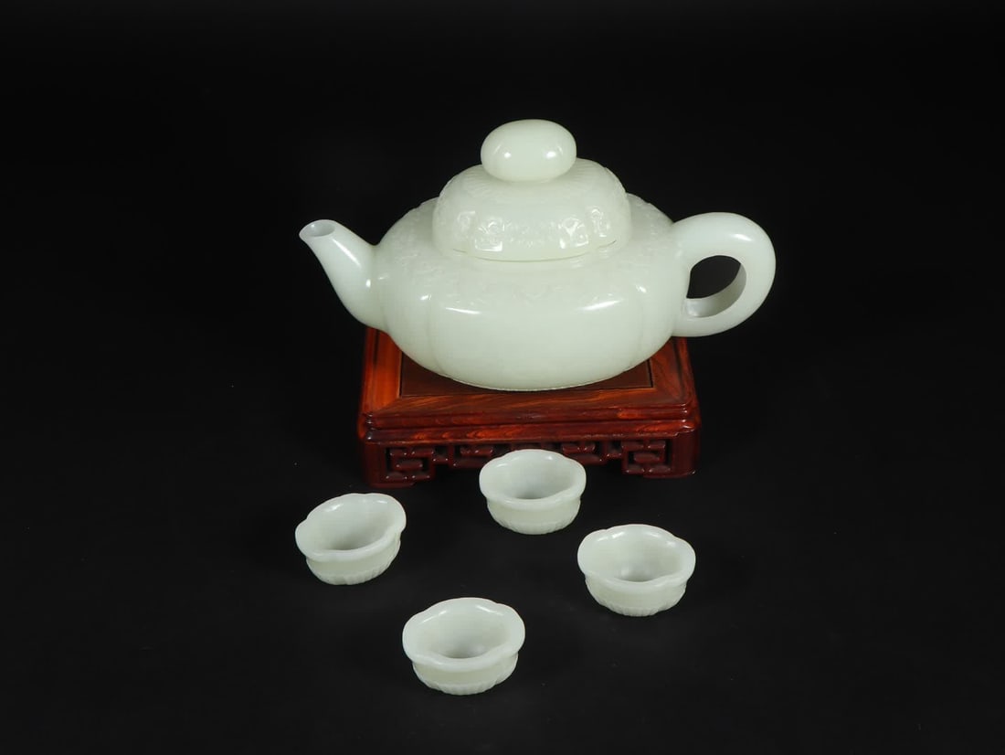 A set of Qing Dynasty Hetian jade ruyi pattern teapot four cups: Qing Dynasty Hetian jade ruyi pattern teapot four cups SIZE: L:20cm W:11.1cm H:10.2cm L:4.4cm W:3.5cm H:2.4cm W:642g (The Dimensions Of All Batches Are Manually Measured.If You Need More Detailed