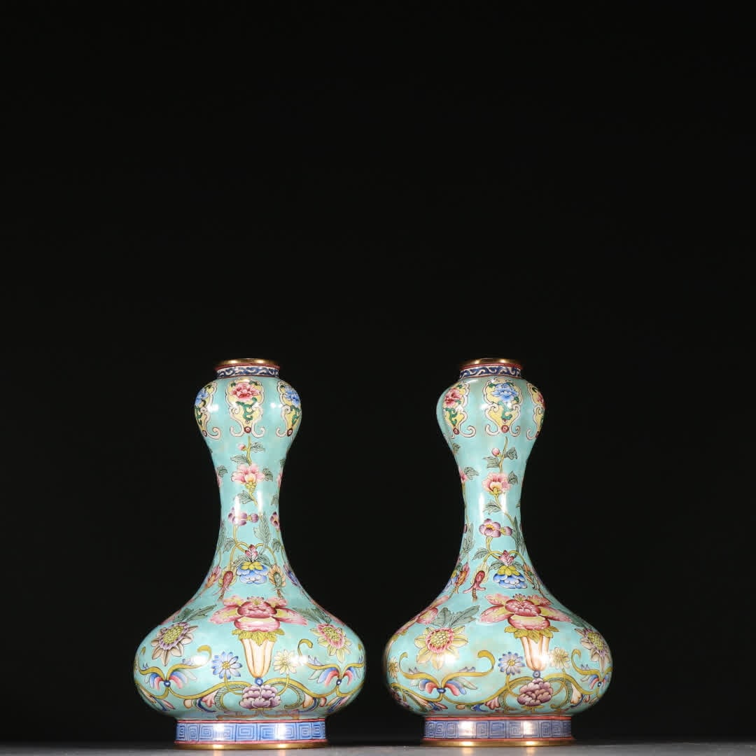 A pair of Qing Dynasty copper tire painting enamel flower pattern garlic bottles: Qing Dynasty Copper tire painting enamel flower pattern garlic bottle pair SIZE: H: 13.2cm W: 7.8cm Single W: 209.8g (The Dimensions Of All Batches Are Manually Measured.If You Need More Detailed Info