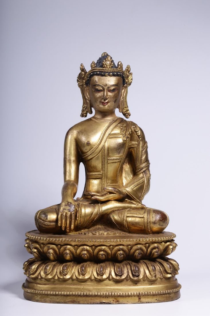 A seated statue of the Buddha in copper gilt in the Qing Dynasty (1 of 10)