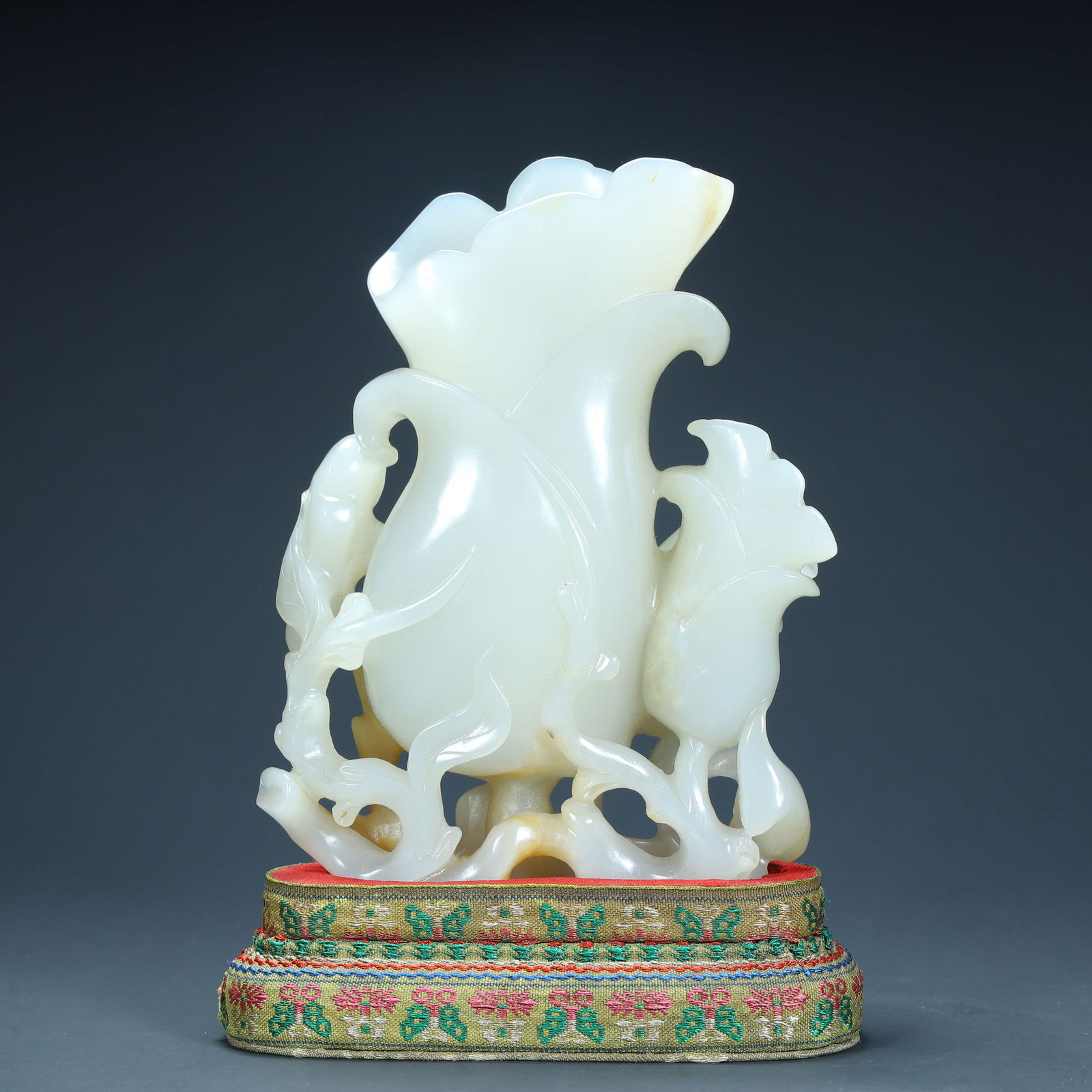 A Qing Dynasty Hetian jade flower-shaped flower arrangement: Qing Dynasty Hetian jade flower-shaped flower arrangement SIZE: H:14.5cm L:11cm W:4.5cm W:592g (The Dimensions Of All Batches Are Manually Measured.If You Need More Detailed Information, Please Contac