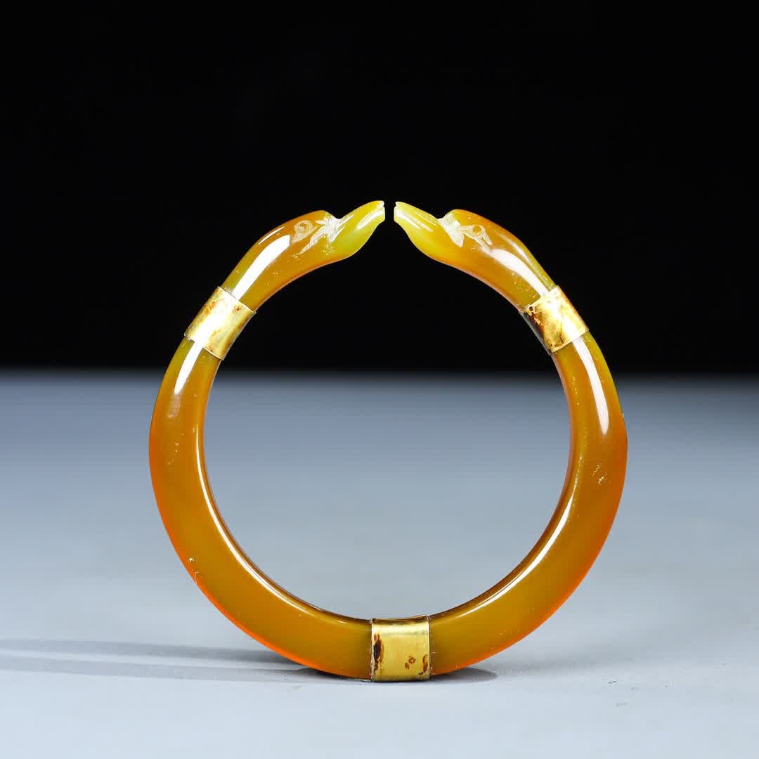 A Qing Dynasty gold-filled natural agate bracelet (1 of 9)